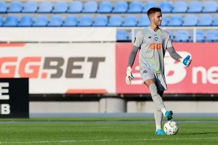 Portero entrenando con balón en campo vacío