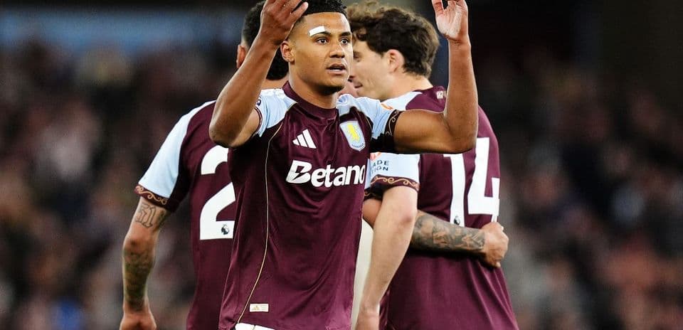 Jugador de Aston Villa en acción durante el partido