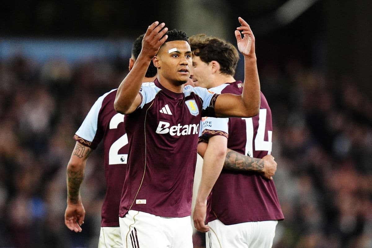 Jugador de Aston Villa en acción durante el partido