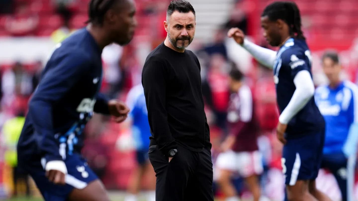 Entrenador observando a jugadores durante calentamiento