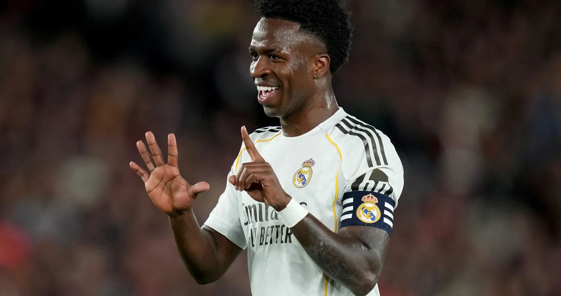 Vinícius Júnior mostrando el número uno en el partido