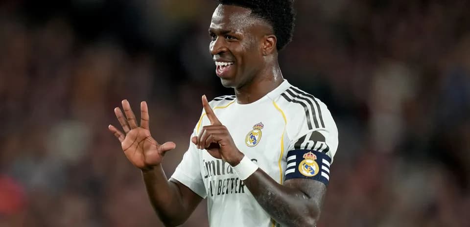 Vinícius Júnior mostrando el número uno en el partido