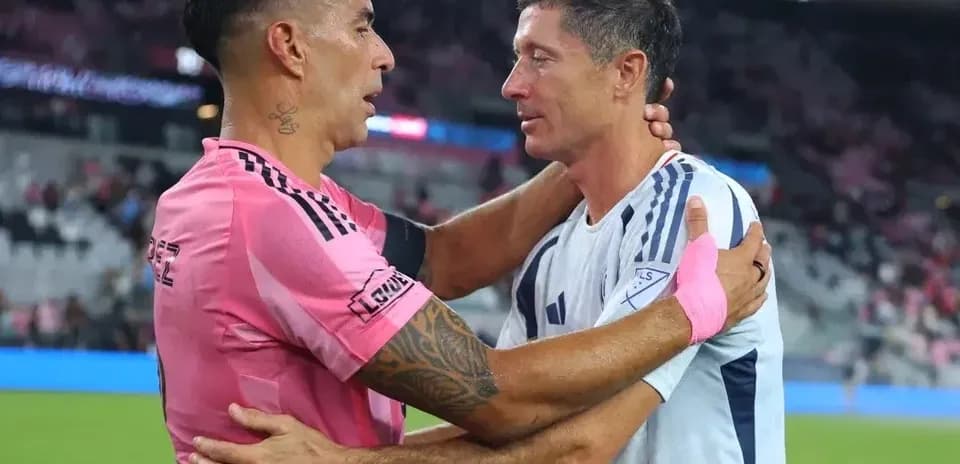 Jugadores de Chicago Fire e Inter Miami se abrazan