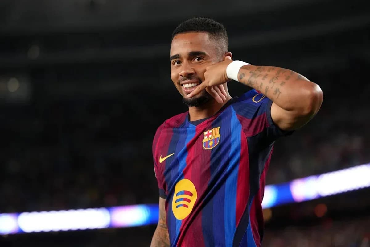 Jugador de Barcelona celebrando con gesto de llamada