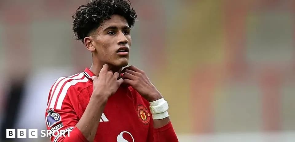 Jugador con camiseta de Manchester United ajustándose el cuello
