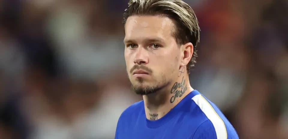 Jugador en camiseta azul durante un partido