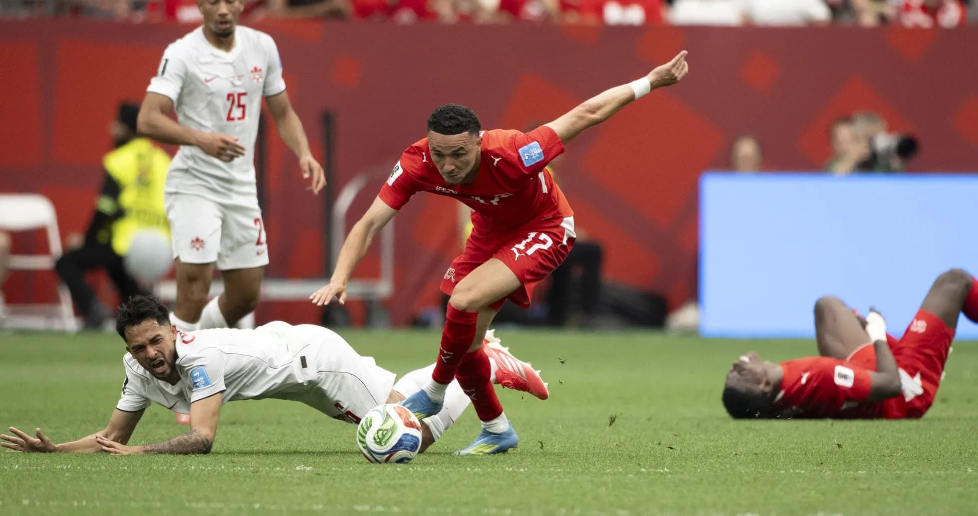 Jugadores de Suiza y Argelia en el partido