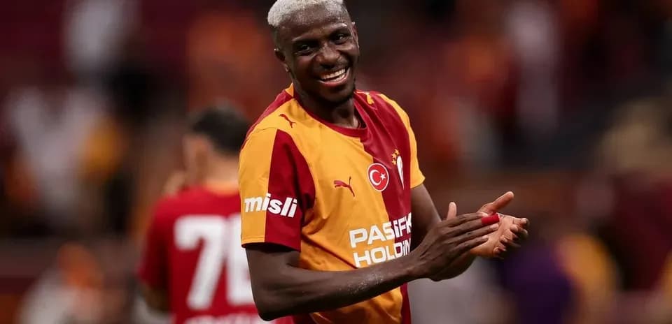 Jugador de Galatasaray celebrando en el campo