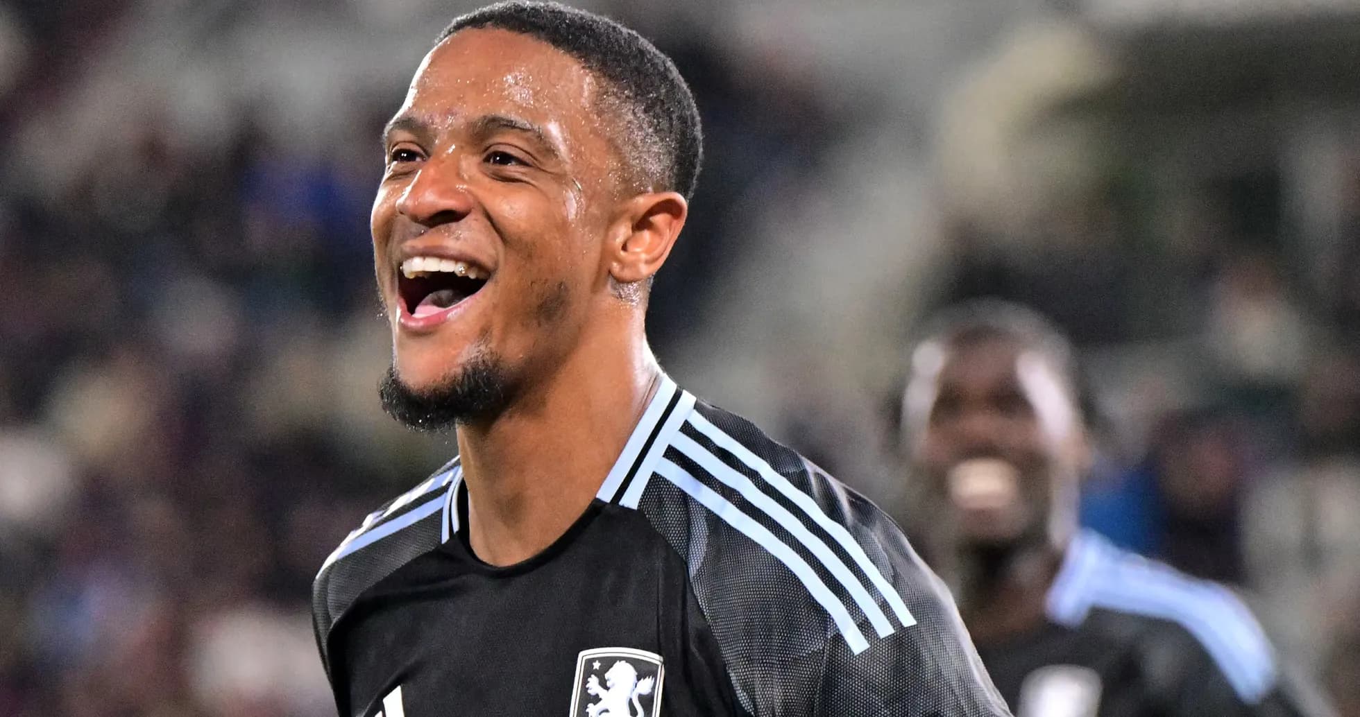 Portero sonriendo durante un partido de fútbol
