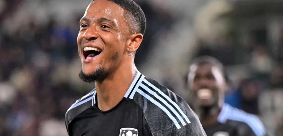 Portero sonriendo durante un partido de fútbol