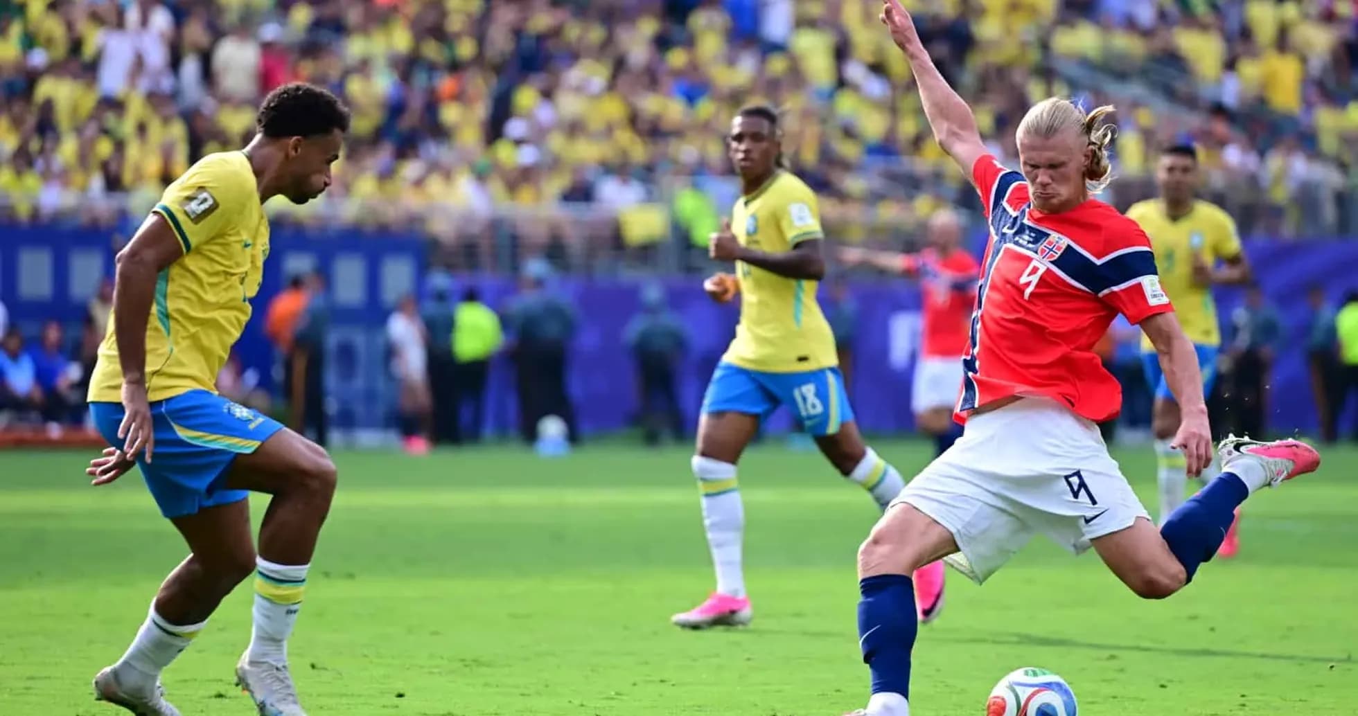 Jugador de Brasil enfrentando a Noruega en el Mundial