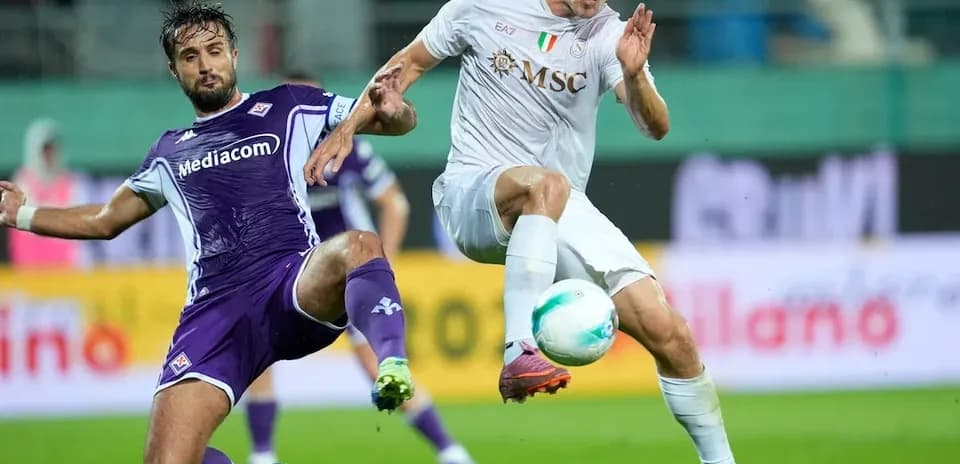 Jugadores de Fiorentina y Napoli en acción