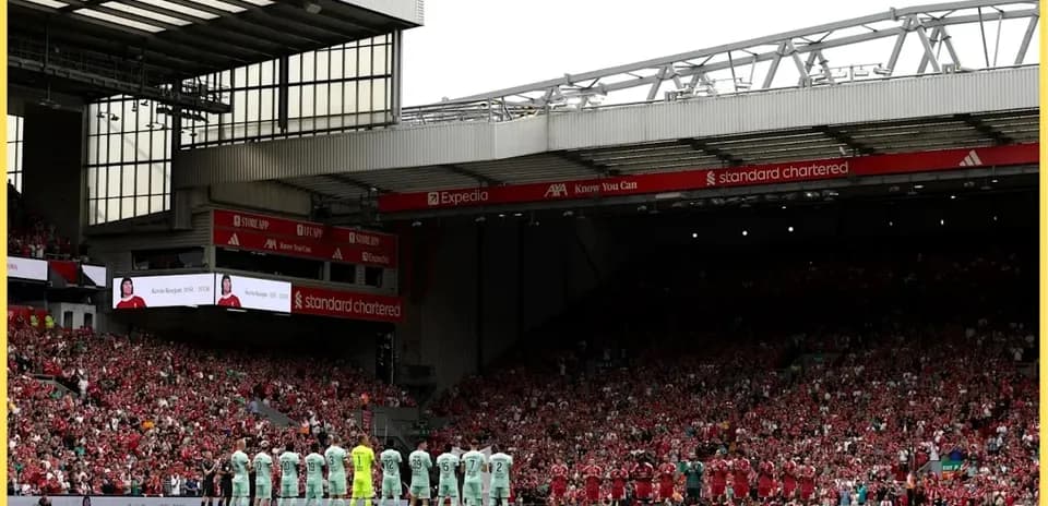 Jugadores alineados en homenaje antes del partido