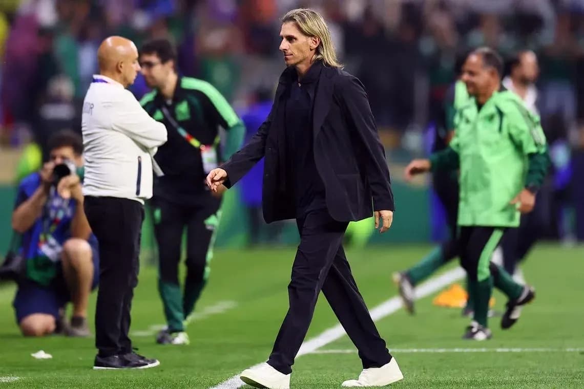 Entrenador caminando por el campo después del partido