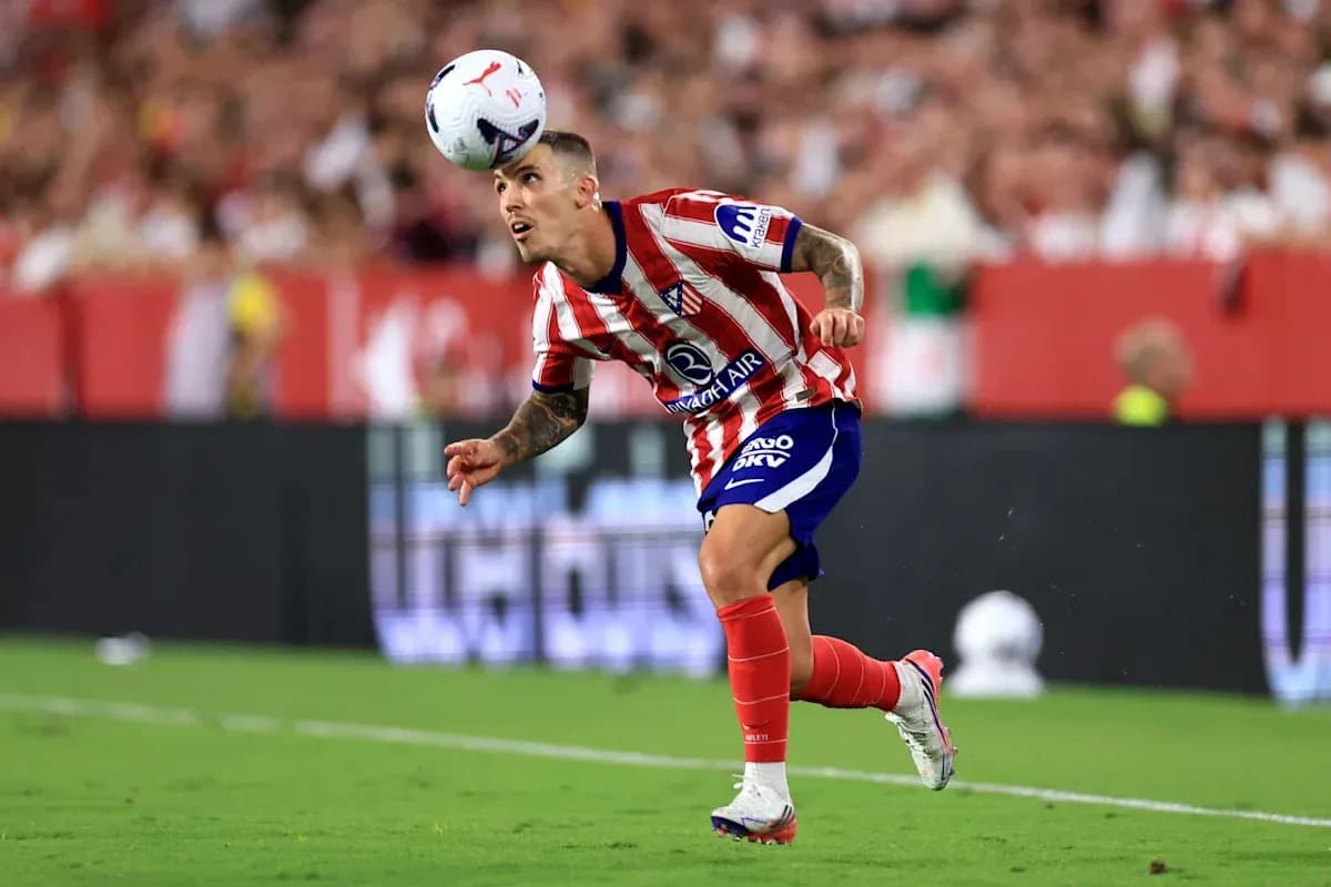 Jugador de Atlético de Madrid cabeceando el balón en el campo