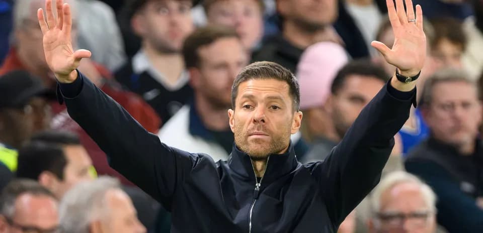 Entrenador gesticulando durante el partido en estadio