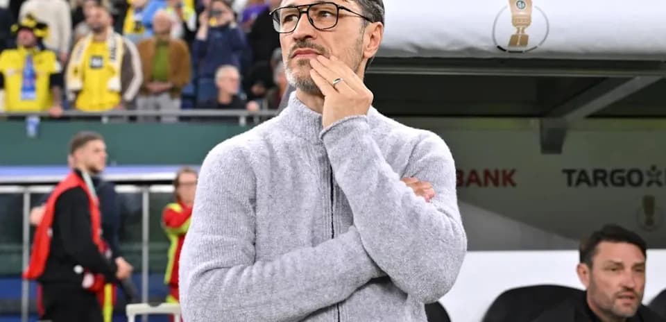 Entrenador observando el partido desde la banca