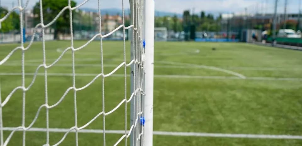 Red de un gol en campo de fútbol