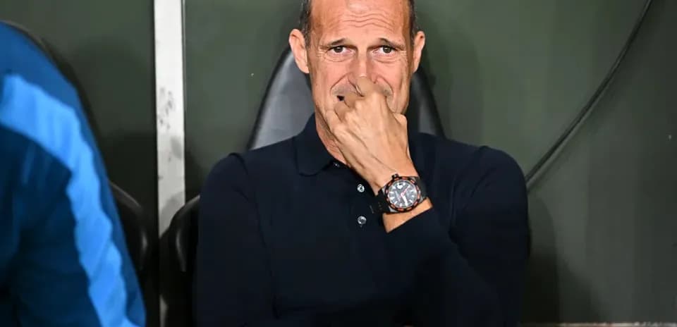 Entrenador sentado en el banquillo durante el partido