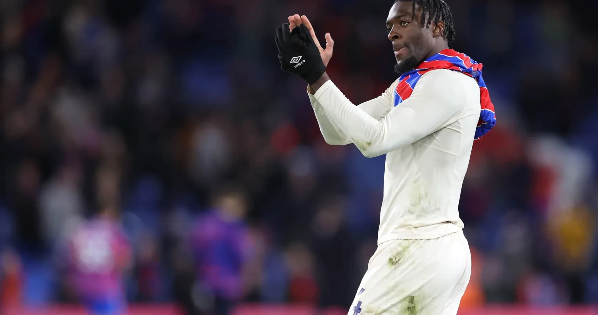 Jugador aplaudiendo tras el partido en el estadio