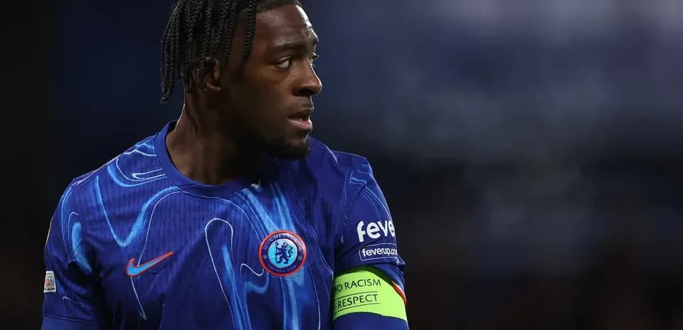 Jugador de Chelsea con camiseta azul y cinta de capitán