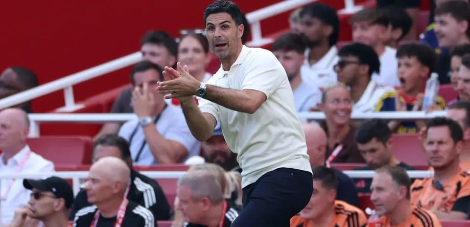 Entrenador dirigiendo desde la banda durante el partido