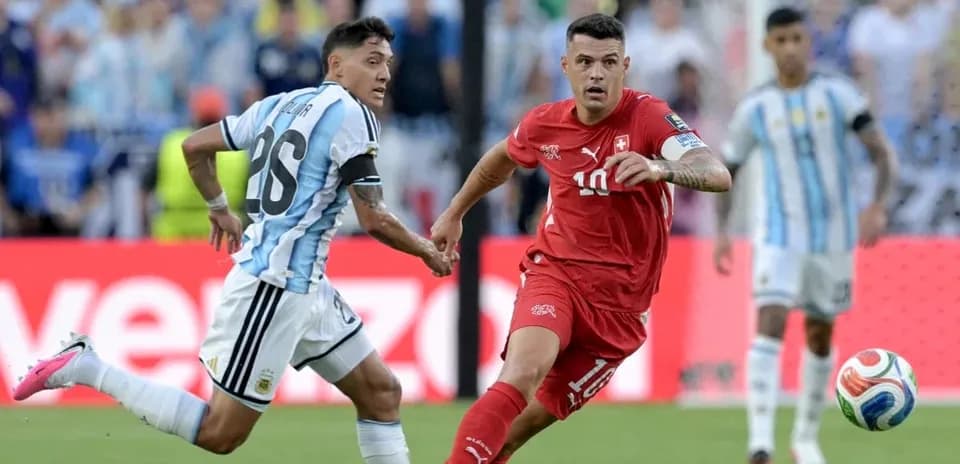 Jugadores de Argentina y Suiza compiten por el balón