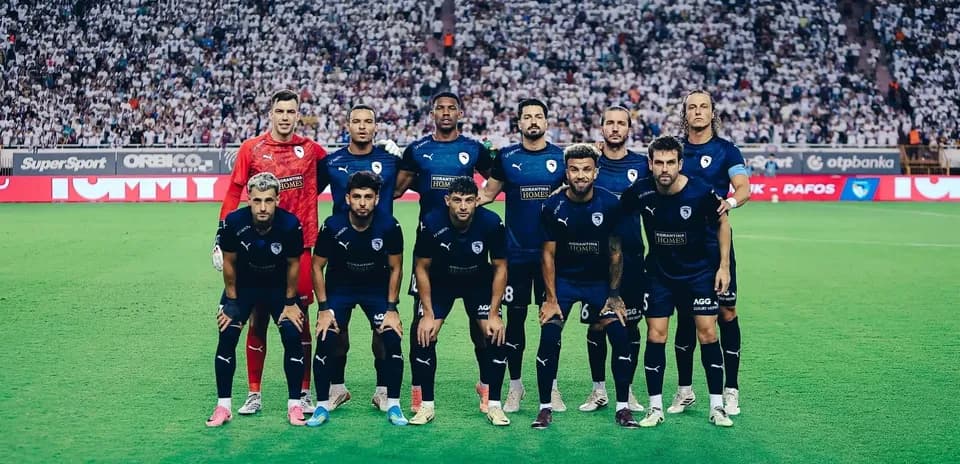 Equipo Pafos posando antes del partido