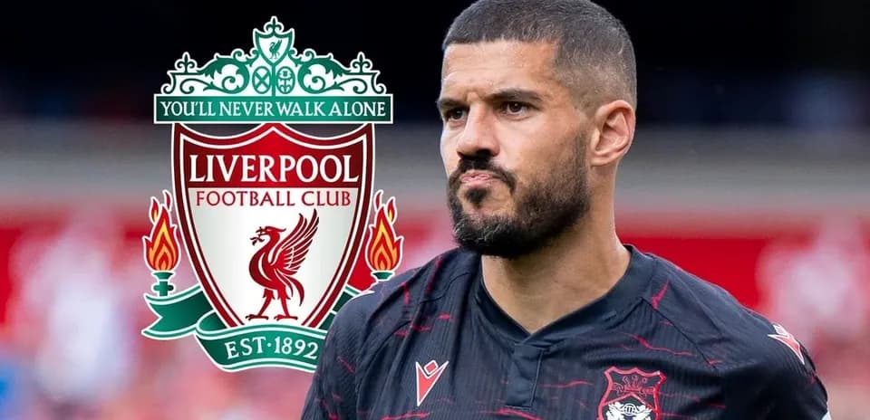 Jugador de fútbol con logo de Liverpool detrás