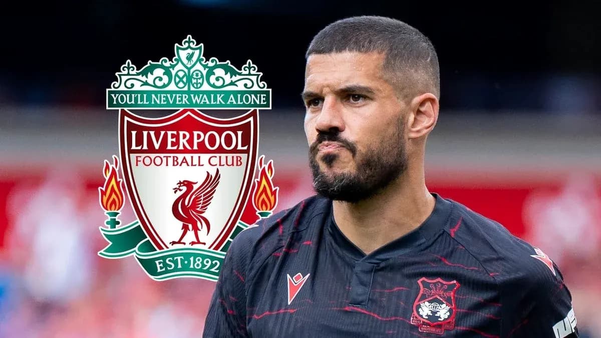 Jugador de fútbol con logo de Liverpool detrás