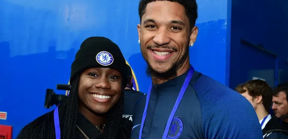 Dos personas sonriendo en evento de Chelsea FC