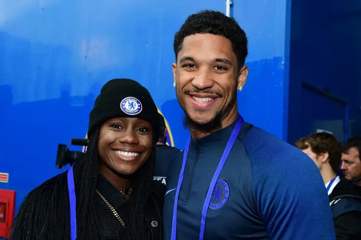 Dos personas sonriendo en evento de Chelsea FC