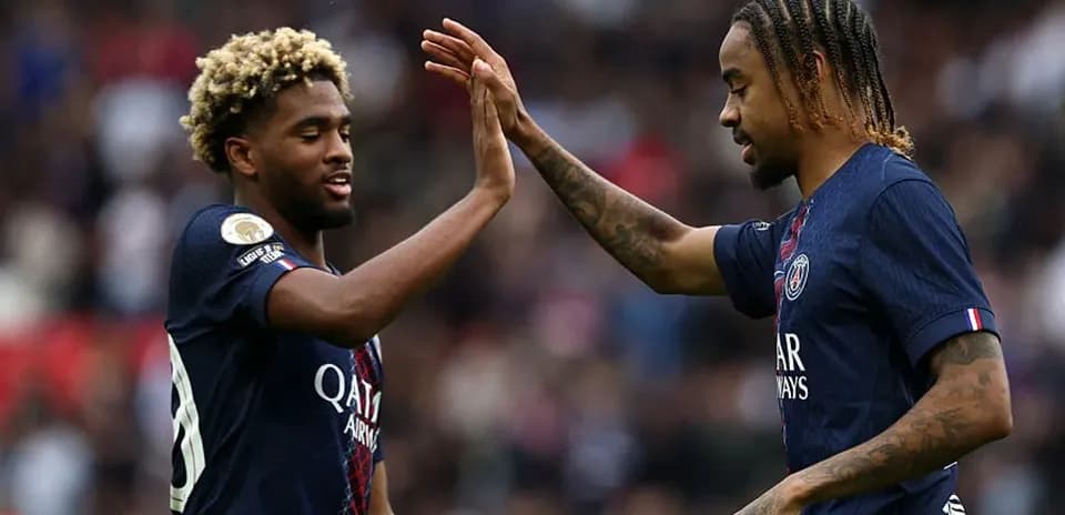 Jugadores de PSG chocando las manos durante el partido