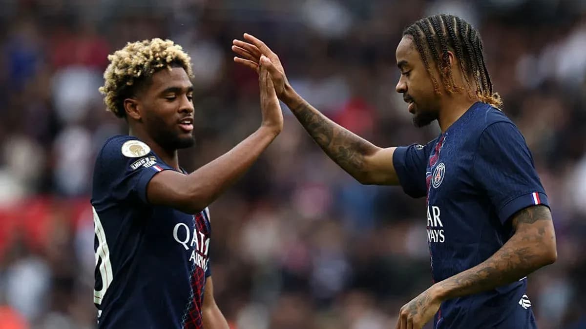 Jugadores de PSG chocando las manos durante el partido