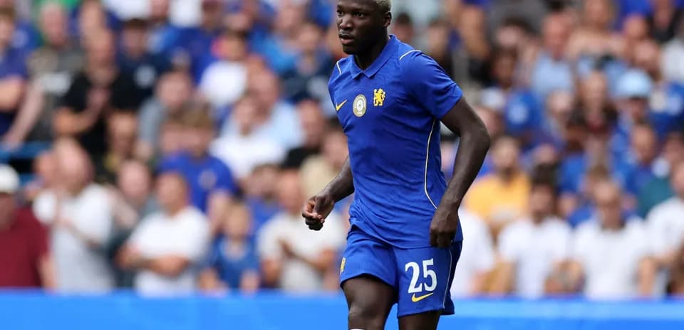 Jugador de Chelsea corriendo en el campo durante partido