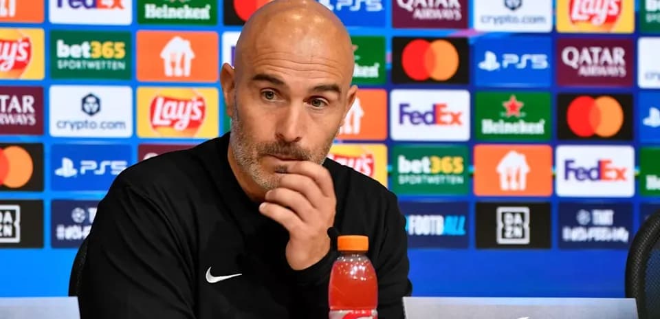 Entrenador hablando en conferencia de prensa UEFA Champions League