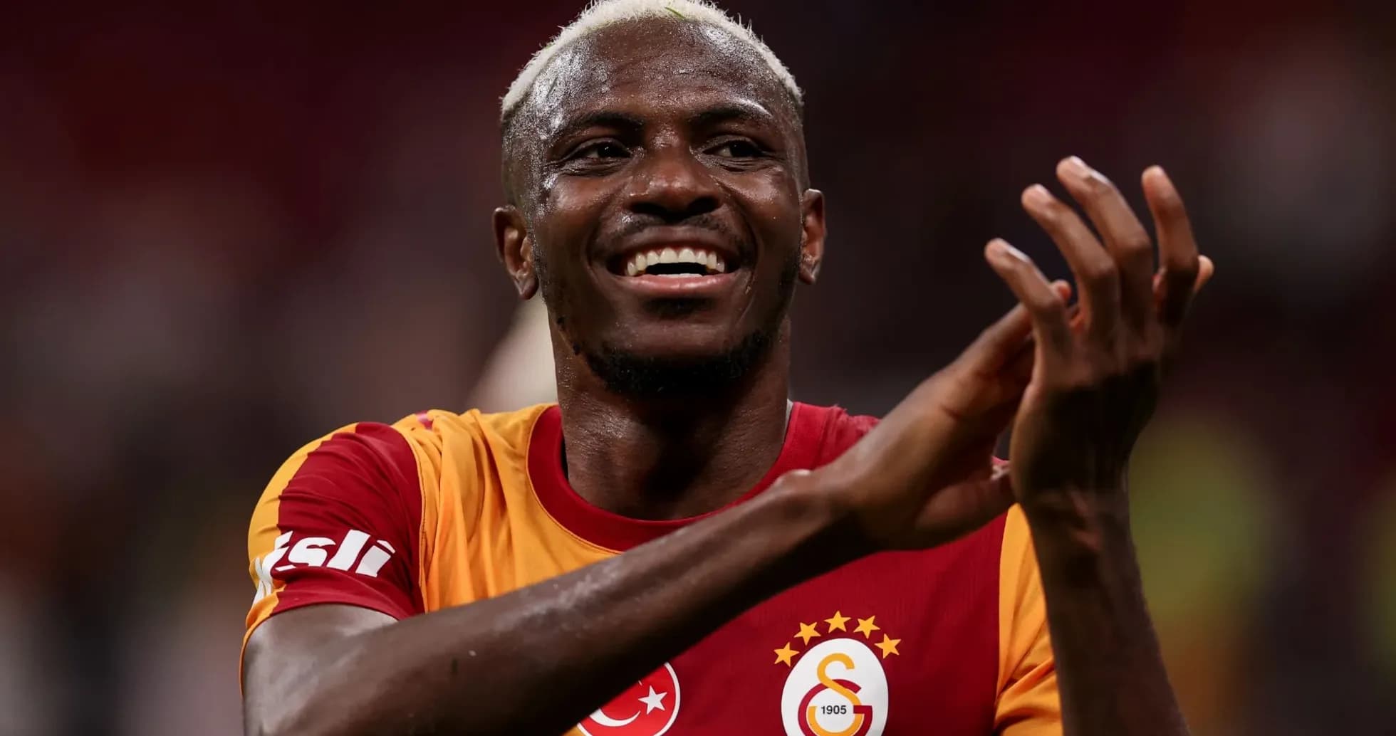 Jugador aplaudiendo con camiseta de Galatasaray