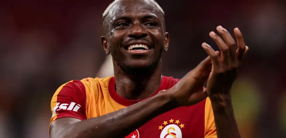 Jugador aplaudiendo con camiseta de Galatasaray