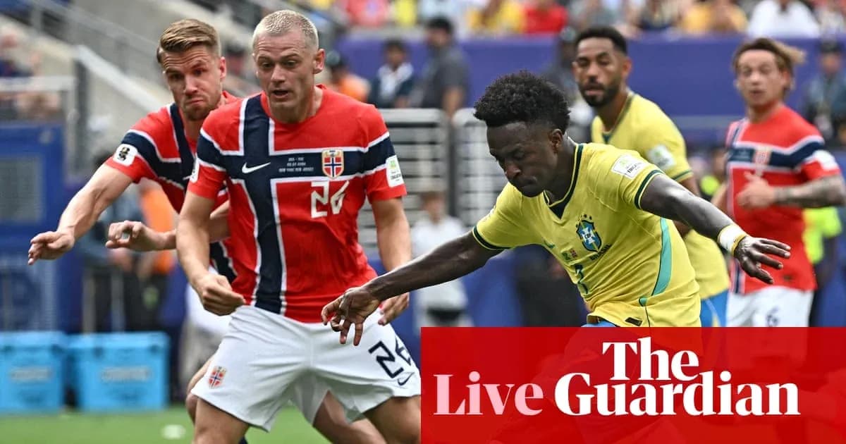 Jugador de Brasil driblando a defensores de Noruega