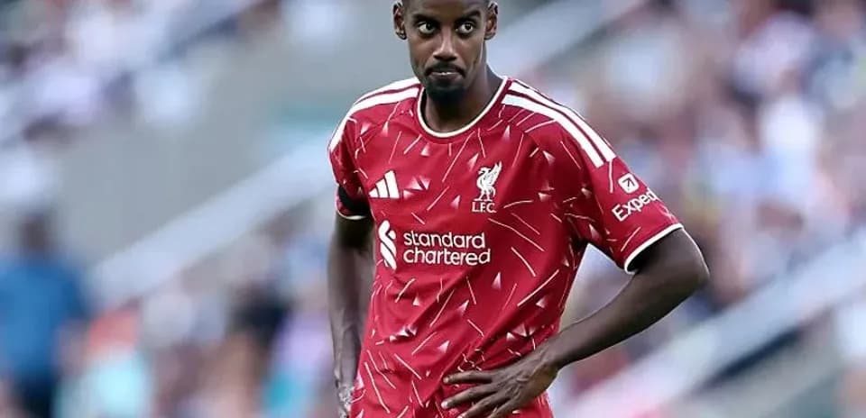 Jugador de Liverpool en la cancha durante el partido
