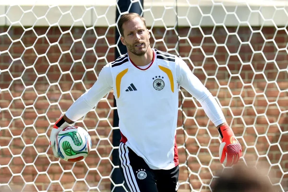 Portero entrenando con balón en la portería