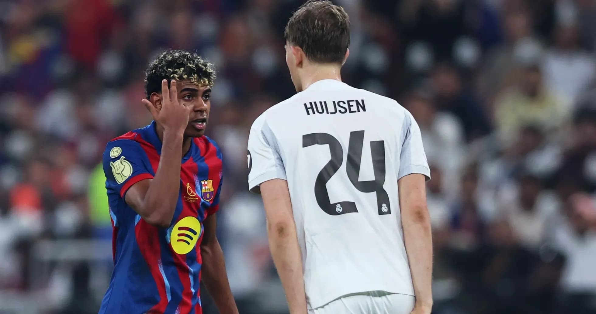 Jugadores de Barcelona y Real Madrid en acción