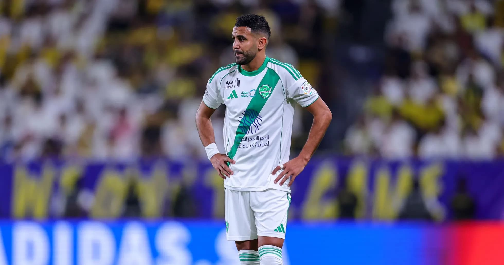 Jugador con uniforme blanco y verde en el campo