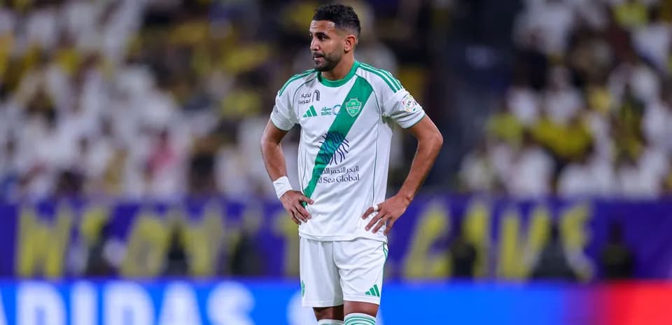 Jugador con uniforme blanco y verde en el campo