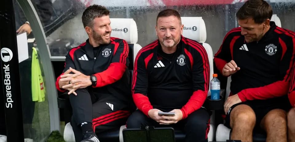 Cuerpo técnico de Manchester United en el banquillo
