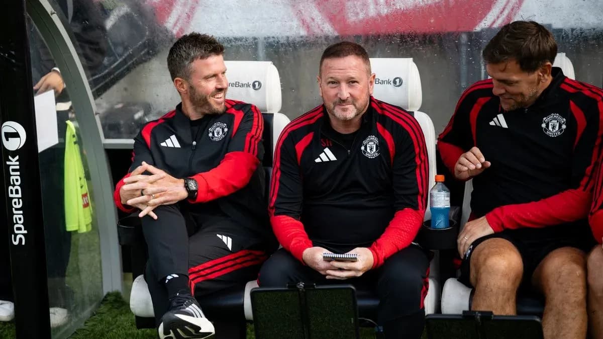 Cuerpo técnico de Manchester United en el banquillo
