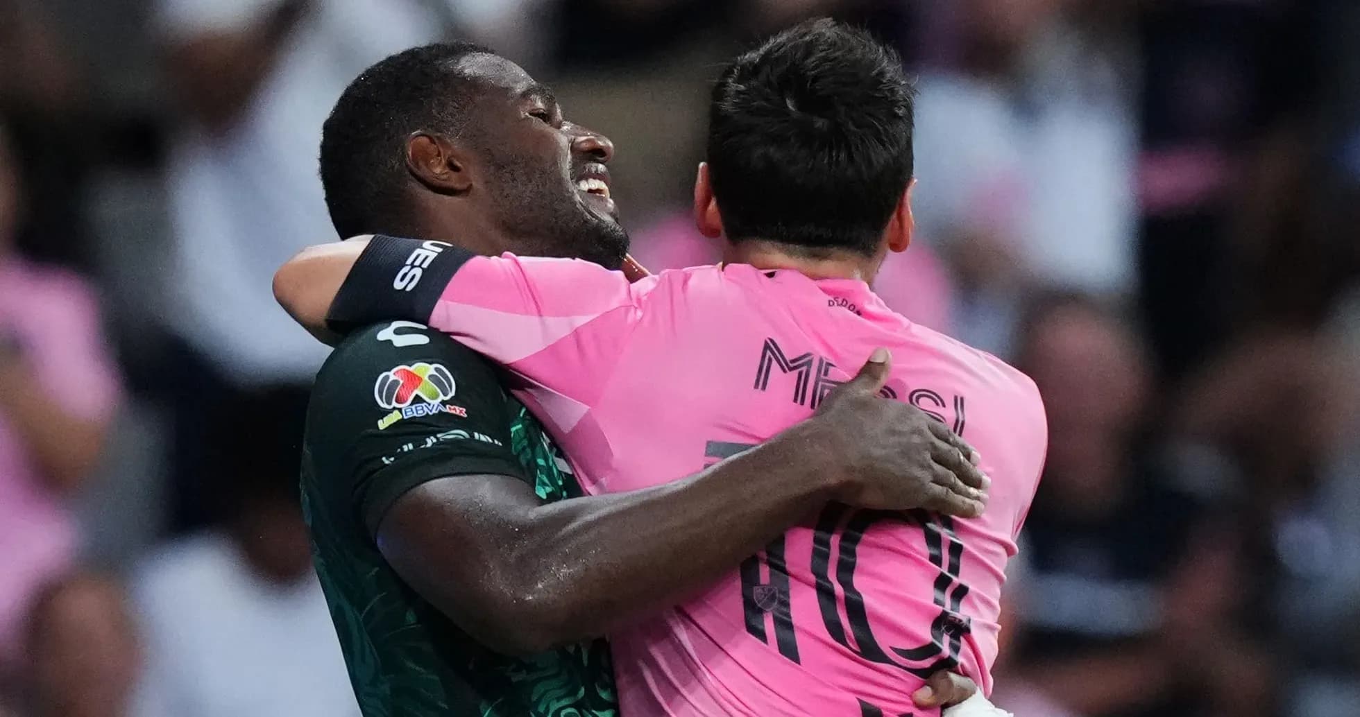 Jugadores abrazándose tras un partido de fútbol