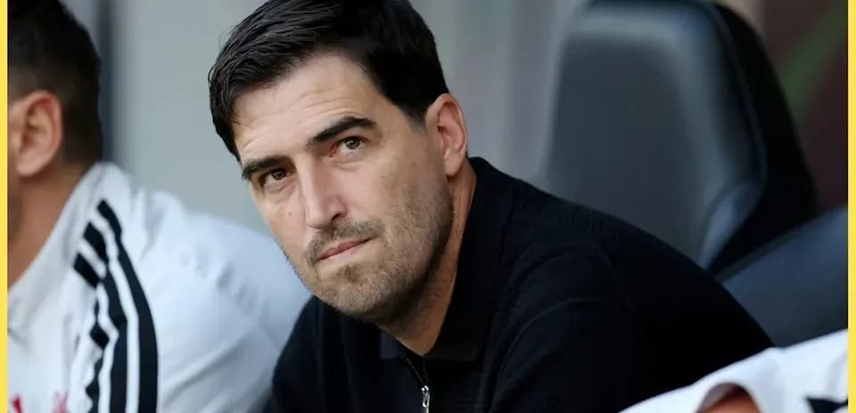Entrenador observando desde el banquillo del equipo