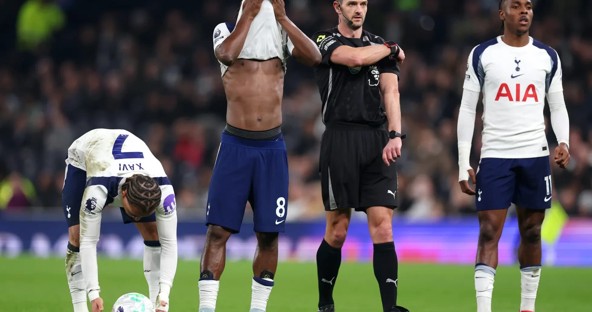 Jugadores de Tottenham reaccionando en el partido