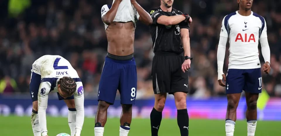 Jugadores de Tottenham reaccionando en el partido